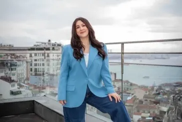 Yasemin Sakallıoğlu ve eşi evlilik yıl dönümünü statta kutladı