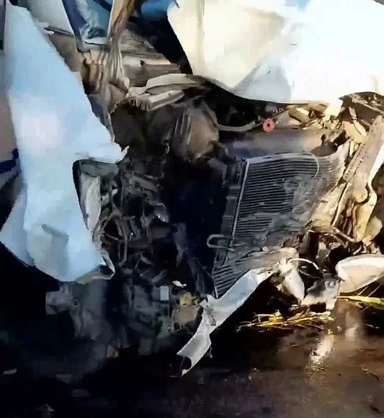 izmirde-minibusle-otomobil-carpisti-4-olu-21-yarali-1688162777878.jpeg İzmir'de minibüsle otomobil çarpıştı: 4 ölü 21 yaralı-2