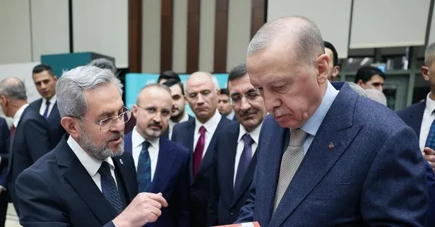 Başkan Erdoğan Külliye'deki kitap fuarını gezdi