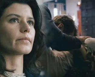 Netflixteki Atiye dizisinin oyuncusu Beren Saat 6 milyonu cebe indirince eşcinselliği lütuf gördü! Netflixin subliminal projeleri