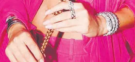 odul-toreninde-serenay-sarikaya-ve-hande-ercel-siklik-yarisina-girdi-gulsen-ise-tuhaf-makyajiyla-sosyal-medyad-1654023493344.jpg Ödül töreninde Serenay Sarıkaya ve Hande Erçel adeta şıklık yarışına girdi! Geceye ise 5.5 milyonluk takılar damga vurdu-12