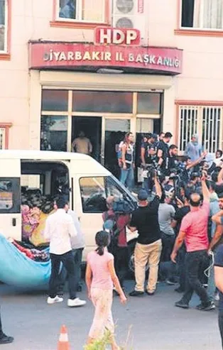 Diyarbakır'da evlat nöbeti tutan ailelerden sert tepki: Siyasi partinin içinde battaniyenin ne işi var?