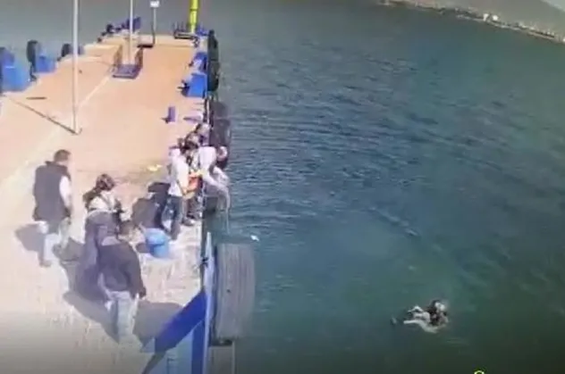 İzmit Marina'da korku dolu anlar!  Denize atlayan kadını kurtarma anı güvenlik kamerasında...