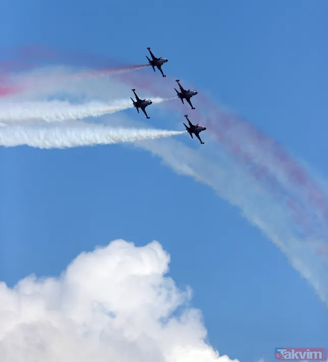 Çanakkale Deniz Zaferi’nin 106’ncı yıl dönümünde Türk Yıldızları’ndan Şehitler Abidesi’nde nefes kesen gösteri