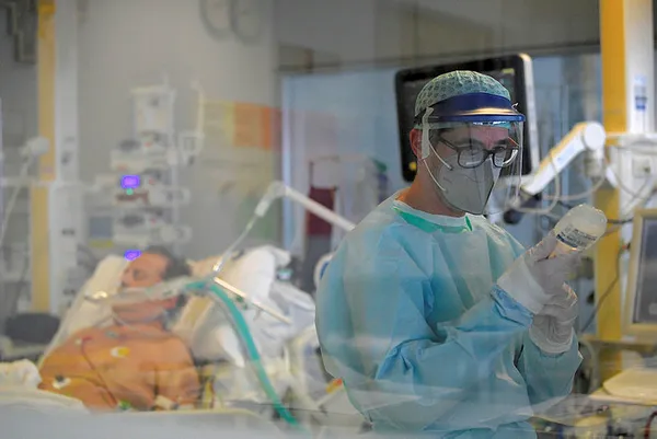 İngiltere'de son 4 ayın en yüksek vaka sayısı! Başbakan Boris Johnson açıkladı: Zorunlu olacak!-3