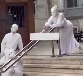 CHP'li Maltepe Belediyesi'den cami önünde canlı heykel skandalı!-3