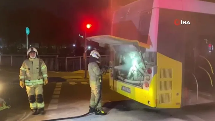 İZLE I İETT otobüsünün motoru yandı: Dumanı fark eden şoför yolcuları tahliye etti