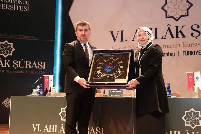 Ankara Sosyal Bilimler Üniversitesi Rektörü (ASBÜ) ve Türkiye Yazarlar Birliği (TYB) Başkanı Prof. Dr. Musa Kazım Arıcan'a hediyesini Dr. Öğretim Üyesi Ayşenur Özkan takdim etti. (Takvim.com.tr)