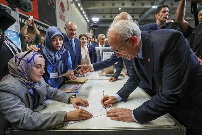 Kaset kumpasıyla koltuğa oturan Kılıçdaroğlu İmamoğlu’nun hançeriyle siyasi mefta oldu! İşte arşivden çıkan ihanet