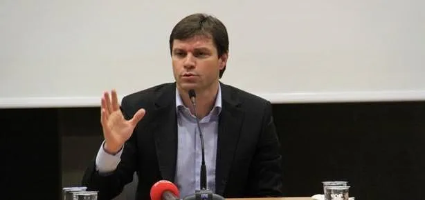 Ertuğrul Sağlam imzaya kaldı...