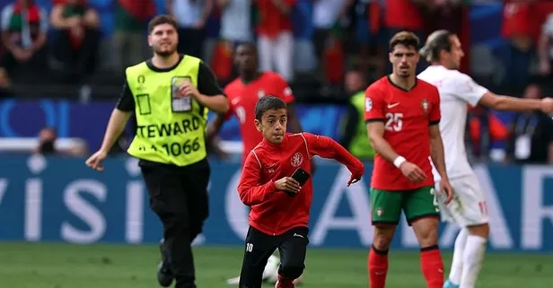 Türkiye - Portekiz karşılaşmasında küçük taraftar Cristiano Ronaldo ile fotoğraf çekilmek için sahaya atladı