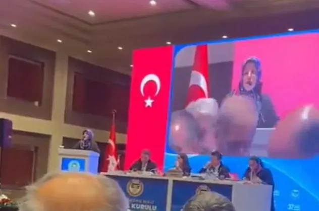 Türkiye Barolar Birliği'nde skandal görüntü! Başörtülü divan üyesi kürsüye çıkınca salonu terk ettiler