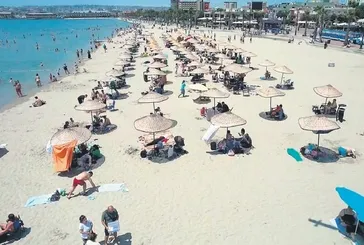 Kuşadası plajları bayramda dolup taştı