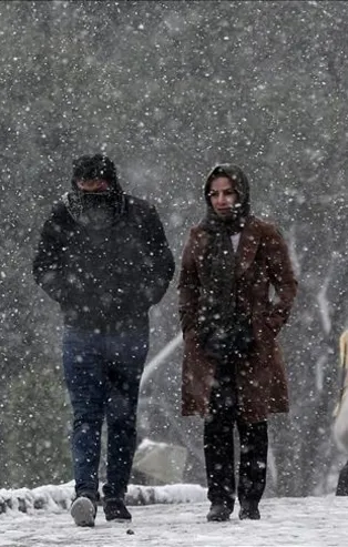 Kar yağışı İstanbul'a giriş yaptı! Meteoroloji'den İstanbul dahil 19 kente sarı ve turuncu kodlu uyarı! Kar yağışı fırtınası yolda