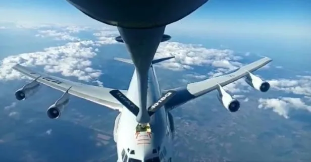 Türk Hava Kuvvetleri’ne ait tanker uçağı tarafından NATO uçağına havada yakıt ikmali
