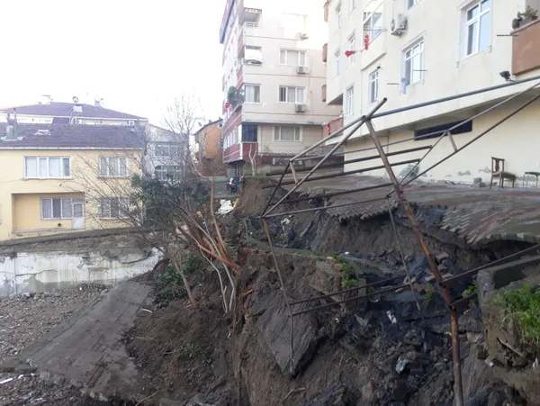 son-dakika-istanbulda-korku-dolu-anlar-istinat-duvari-coken-bina-tahliye-edildi-1611827114657.jpg SON DAKİKA: İstanbul'da korku dolu anlar! İstinat duvarı çöken bina tahliye edildi-5