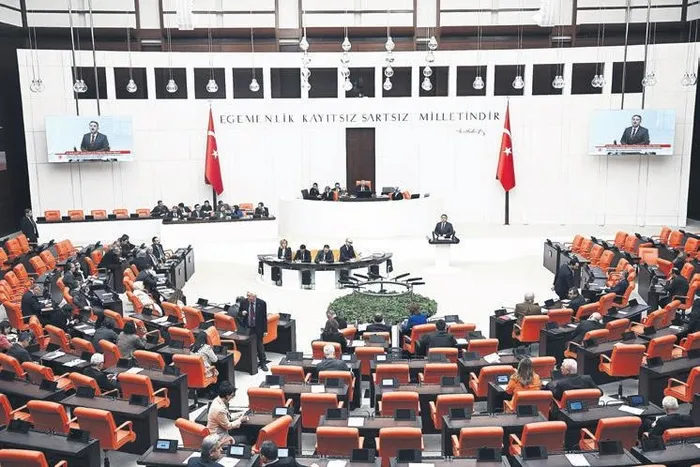 1706049747377.jpeg Önüne gelen herkese bıçakla dehşet saçtı: 10 kişi hastaneye kaldırıldı! Saldırganın doktoru darp edip odasını dağıttığı da ortaya çıktı-6