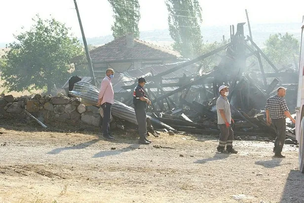 Son dakika: Bolu’da kurban eti için yakılan ateş 2 katlı evi küle çevirdi-2