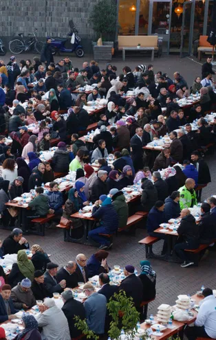 Hollanda'da "Cami Meydanı"nda sokak iftarı