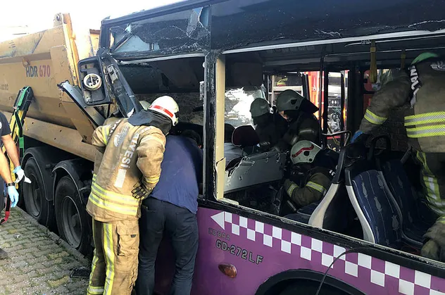 Halk otobüsü hafriyat kamyonuna çarptı