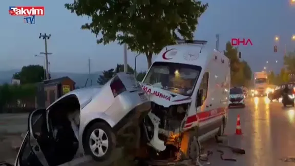 Bursa'da trafik kazası: Ambulans ve otomobil çarpıştı! 1 yaralı