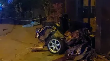 Kocaeli’de facia! Kazanın görüntüleri korkunç: Otomobil elektrik direğine çarpıp ikiye ayrıldı: 1 ölü 1 yaralı