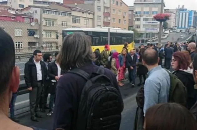 Perpa durağında metrobüs arızalandı