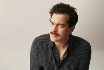 Çağatay Ulusoy arkadaşının mutlu gününe şahitlik etti: Kız isteme törenindeki samimi halleri beğeni topladı