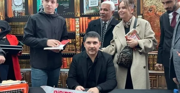 Son dakika: Cumhurbaşkanı Özel Kalem Müdürü Hasan Doğan'ın ‘İslam ve Barış’ adlı kitabına yoğun ilgi! İmza için uzun kuyruklar oluştu