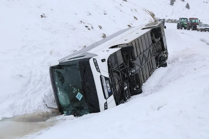sivas-otobus-kazasi-son-dakika-cenaze-yakinlarini-tasiyan-kadikoy-belediyesine-ait-otobus-devrildi-yaralilar-v-1706270596893.jpg