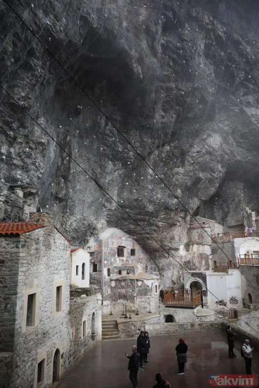 Geçmişi 1600 yıl öncesine dayanıyor: 360 tonluk kaya bitlendi iğneyle kuyu kazıp yeni odalar ortaya çıktı! Sümela Manastırı'na ziyaretçi akını - 1