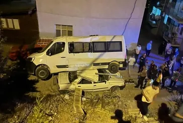 Freni boşalan minibüs otomobilin üzerine düştü