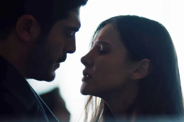 Burak Deniz ve Alina Boz'dan bomba sahne! "Ben sana aşık oldum bayan..."
