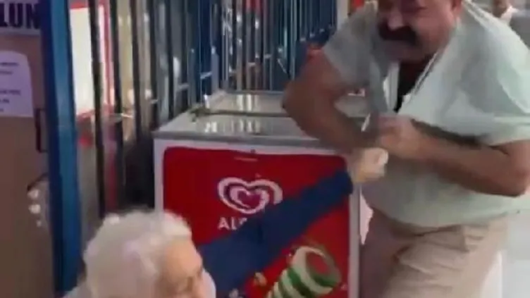 Böyle evlat olmaz olsun! Annesinin başörtüsünü çıkardı:Tokat attı! Saniye saniye kaydedildi