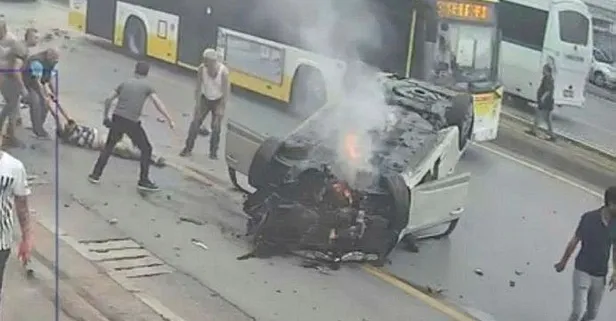 Mersin'de kırmızı ışıkta geçen otomobil yayalara çarptı: 1 ölü, 3 yaralı | Feci kaza kamerada