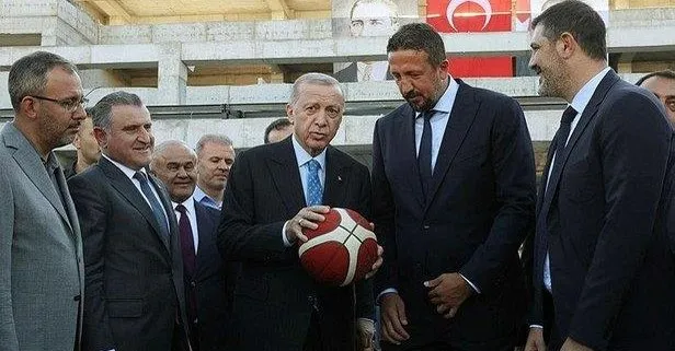 Başkan Erdoğan’ın basketbol sohbeti gülümsetti: Şu ana kadar mağlubiyet yok, son maçta da rekor kırdık | Başkan Erdoğan gazetecilere basketbol topu hediye etti