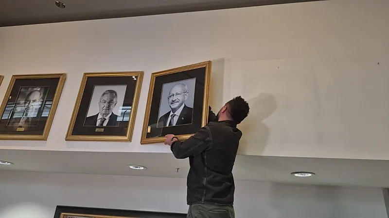 kemal-kilicdaroglu-geliyor-chpde-hazirliklar-tam-gaz-adi-yeniden-duvarda-1779734639630.jpeg Kemal Kılıçdaroğlu geliyor: CHP'de hazırlıklar tam gaz | Adı yeniden duvarda-3