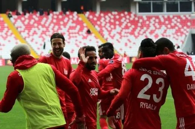 Sivasspor evinde Göztepe'yi 2 golle geçti!