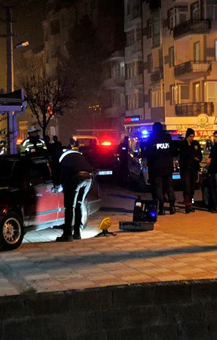 Boğazını keserek öldürdüğü arkadaşını sokak sokak gezdirdi