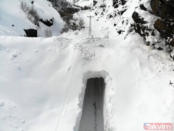 Ağrı'da çığ düşen köy yolunda ulaşım "kardan tünel" ile sağlanıyor - 2