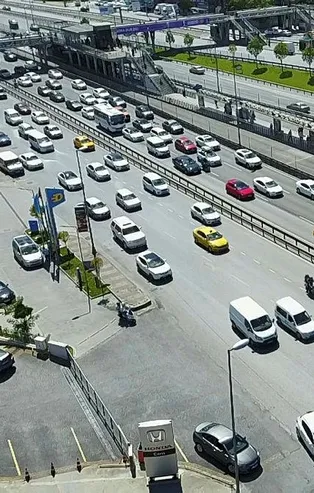 İstanbul'da sokağa çıkma kısıtlaması bitti trafik yüzde 6'dan yüzde 47'ye fırladı! (İstanbul yol durumu)