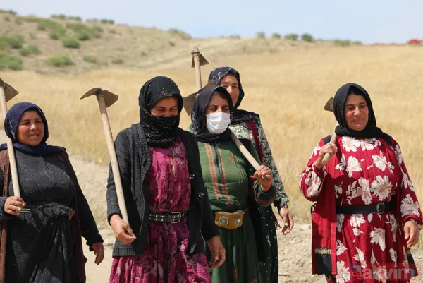 SON DAKİKA: Ankara Polatlı'da çiftçilerin Kovid-19 (koronavirüs) aşısı tarlada yapıldı - 9