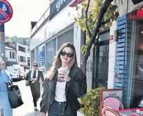 Köpeğiyle sahil keyfi yapan Afra Saraçoğlu hayranlarını kırmadı!