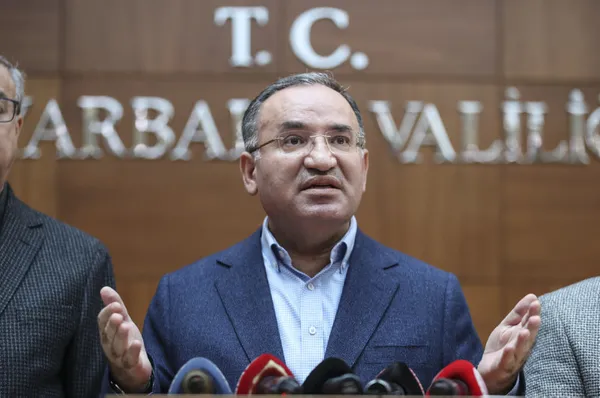 adalet-bakani-bekir-bozdagdan-baskan-erdoganin-adayligina-iliskin-aciklama-aymye-tasimak-beyhude-bir-arayis-ki-1680350376789.jpg Adalet Bakanı Bekir Bozdağ'dan Başkan Erdoğan'ın adaylığına ilişkin açıklama: AYM'ye taşımak beyhude bir arayış... Kılıçdaroğlu'na seccade tepkisi-3