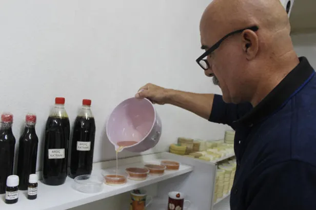 Bursa'da emeklilikten canı sıkıldığı için sirkeli sabun yaptı! Koronavirüs sonrası satış patlaması yaşadı!-1