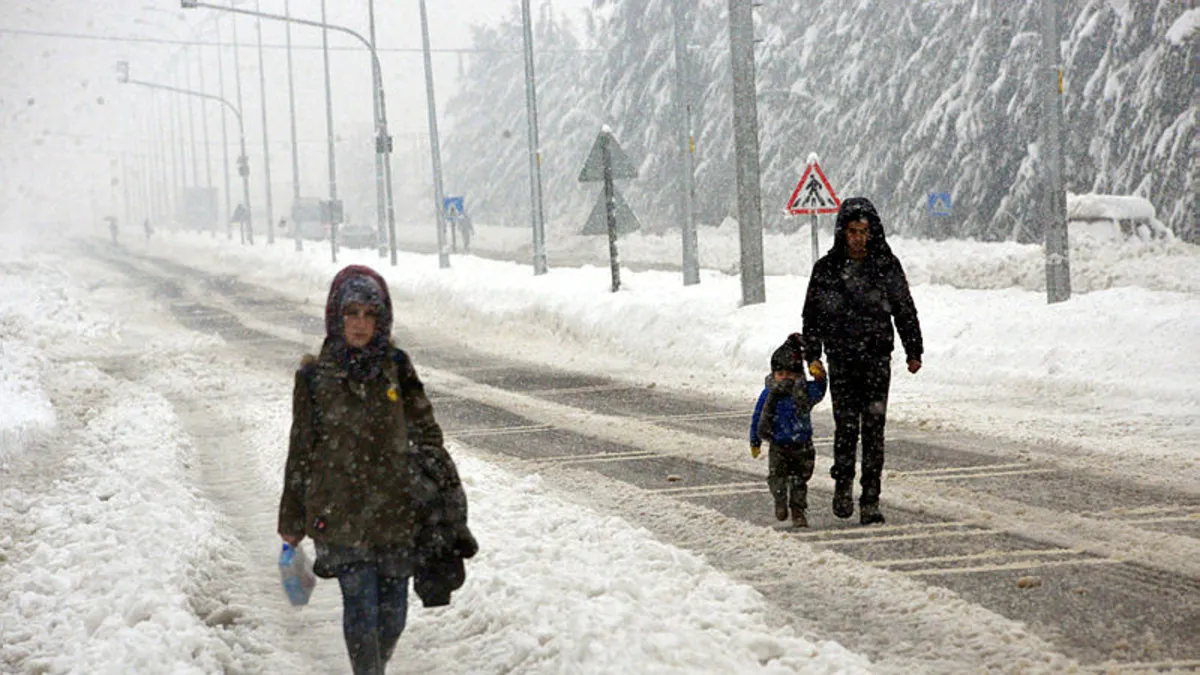 Eğitime kar molası: Doğu Anadolu beyaza büründü! Bugün hangi il ve ilçelerde okullar tatil?