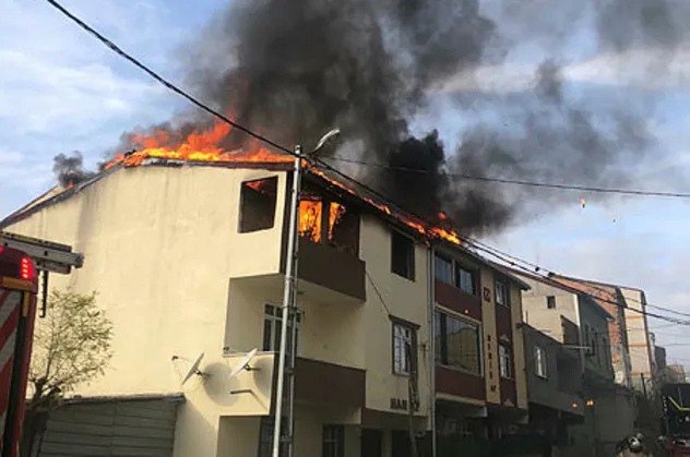 İstanbul'da ürküten yangın! Alevler bir anda etrafı sardı