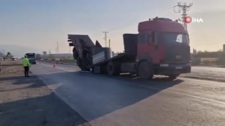 Hatay’da taşıdığı yük ağır gelen tırın dorsesi şaha kalktı