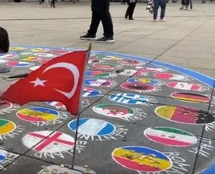Almanya’da ülke bayraklarını yere çizen sanatçı, Türk bayrağını asmayı tercih etti!