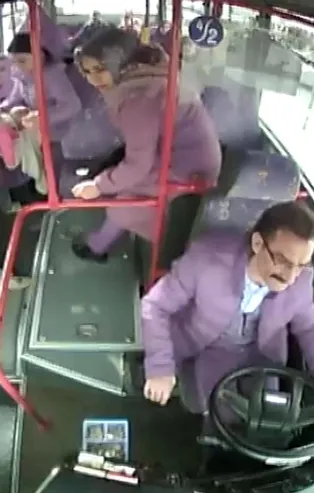 Halk otobüsünde panik anları! Bebeğin nefes alamadığını görünce...